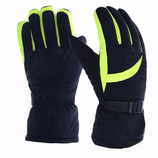 Talvipyöräilyyn tarkoitetut kylmät, tuulenpitävät, samettiset jäätymisenestokäsineet pitävät kädet lämpiminä tuulenpitävinä. Miehet ja naiset pyöräilevät talvella._voghion.com