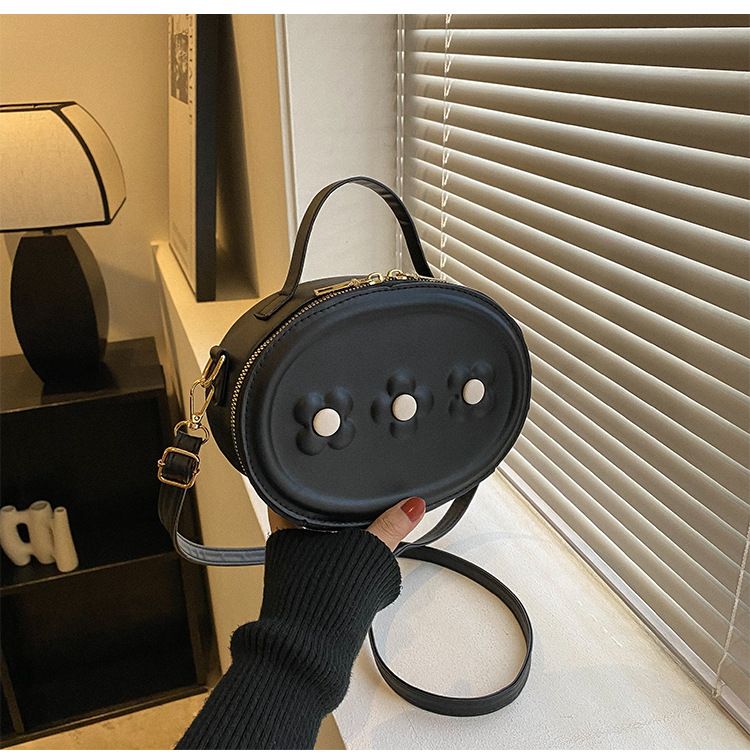 Fresh Trendy Casual Commuter Messenger Bag 2023 Spring New Niche Design fashion simple shoulder bag female bag_voghion.com