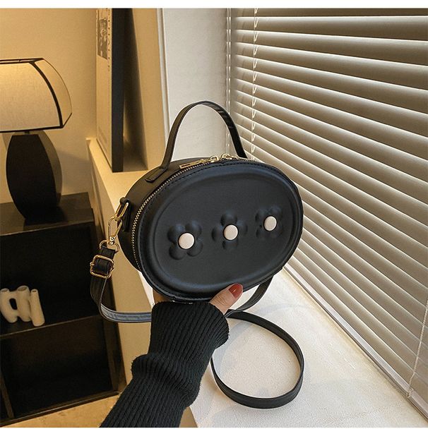 Fresh Trendy Casual Commuter Messenger Bag 2023 Spring New Niche Design fashion simple shoulder bag female bag_voghion.com