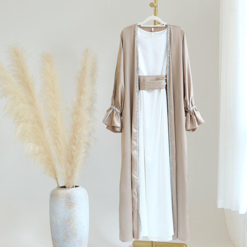  Dubai Daily einfarbiges, perlenbesetztes Kleid mit kleinen Trompetenärmeln_voghion.com