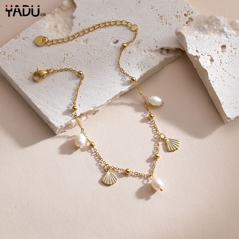 Cavigliera in acciaio al titanio con perle e conchiglia in acciaio inox, semplice e alla moda, da donna_voghion.com