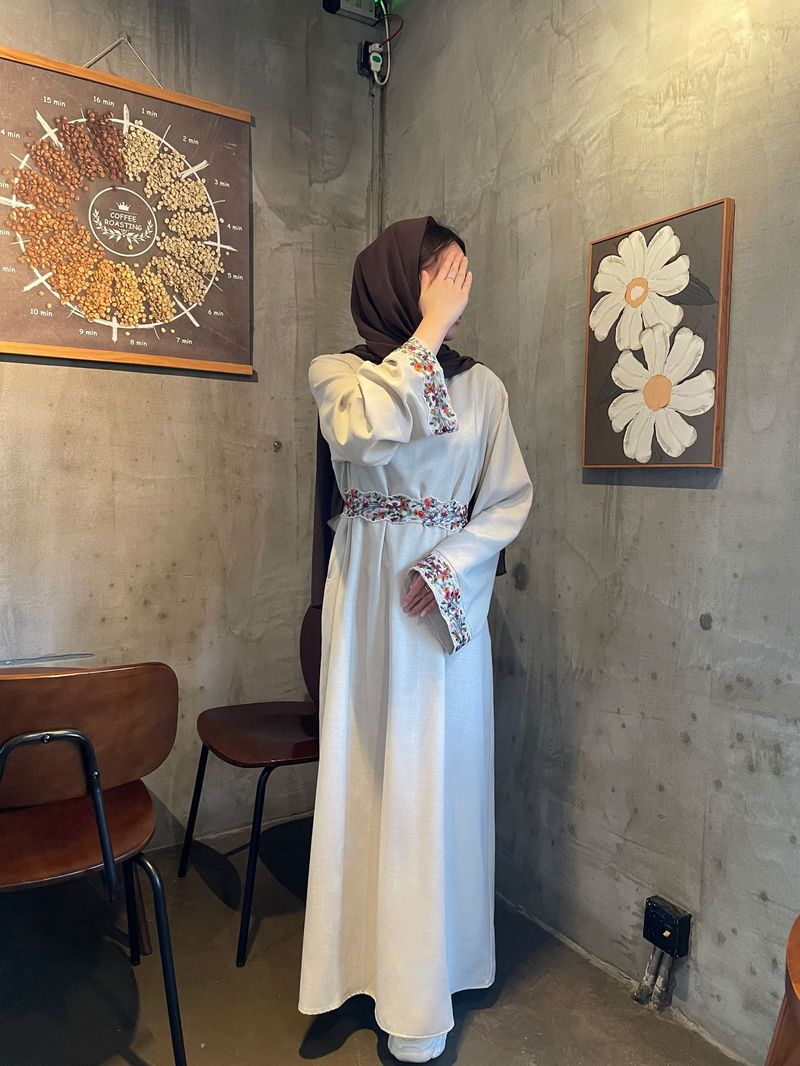 Damen Kleidung Muslimische Kleidung Leinen Stickerei Gürtel gefüttert Kleid Blumenstickerei_voghion.com