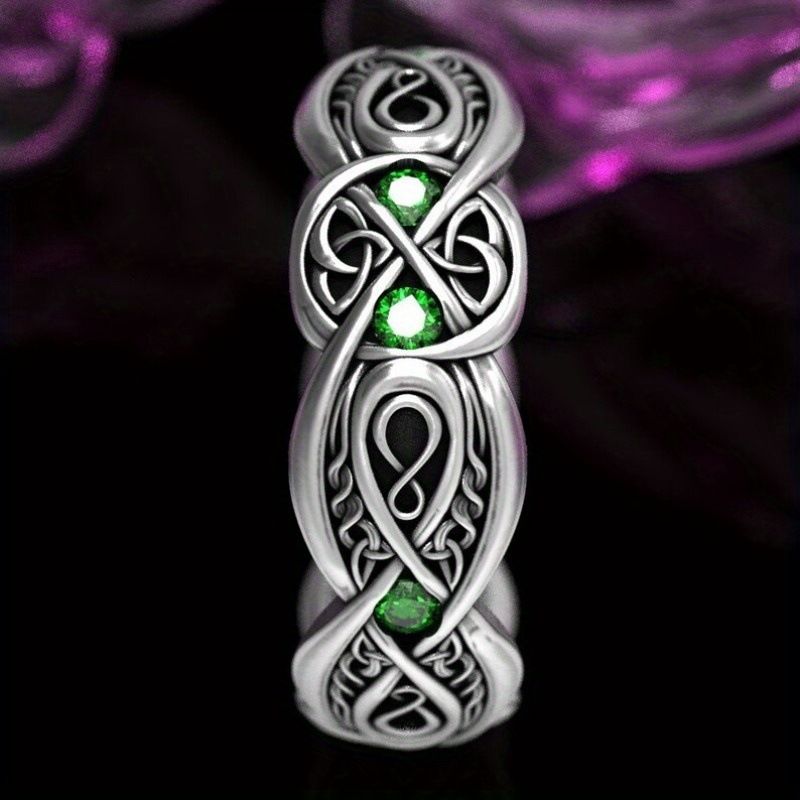 Anello con topazio celtico e totem del lupo tinto di nero_voghion.com