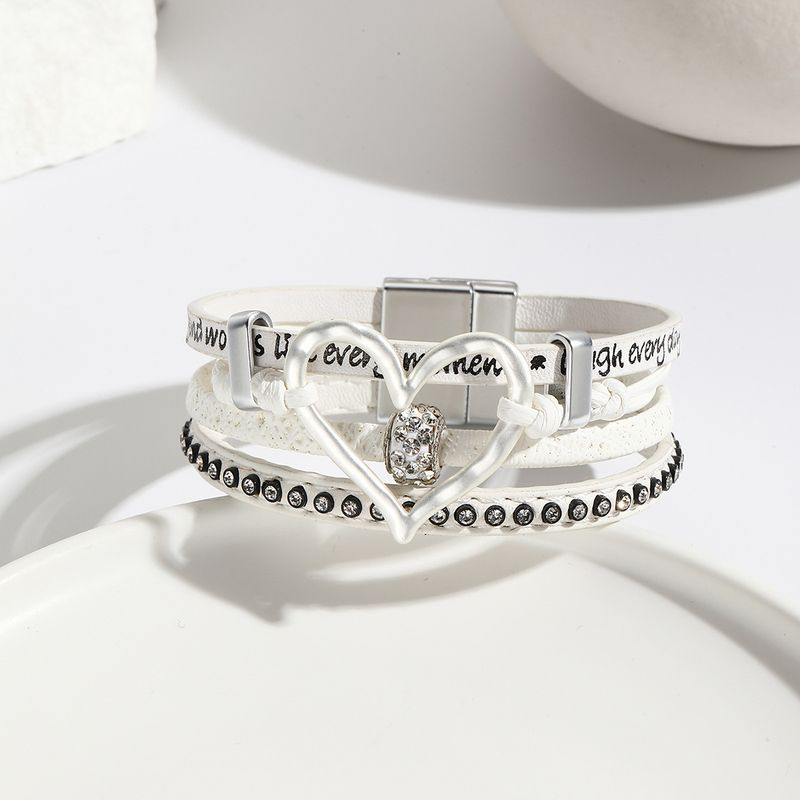 Pulseira de couro doce com fivela magnética de coração vazado e várias camadas_voghion.com