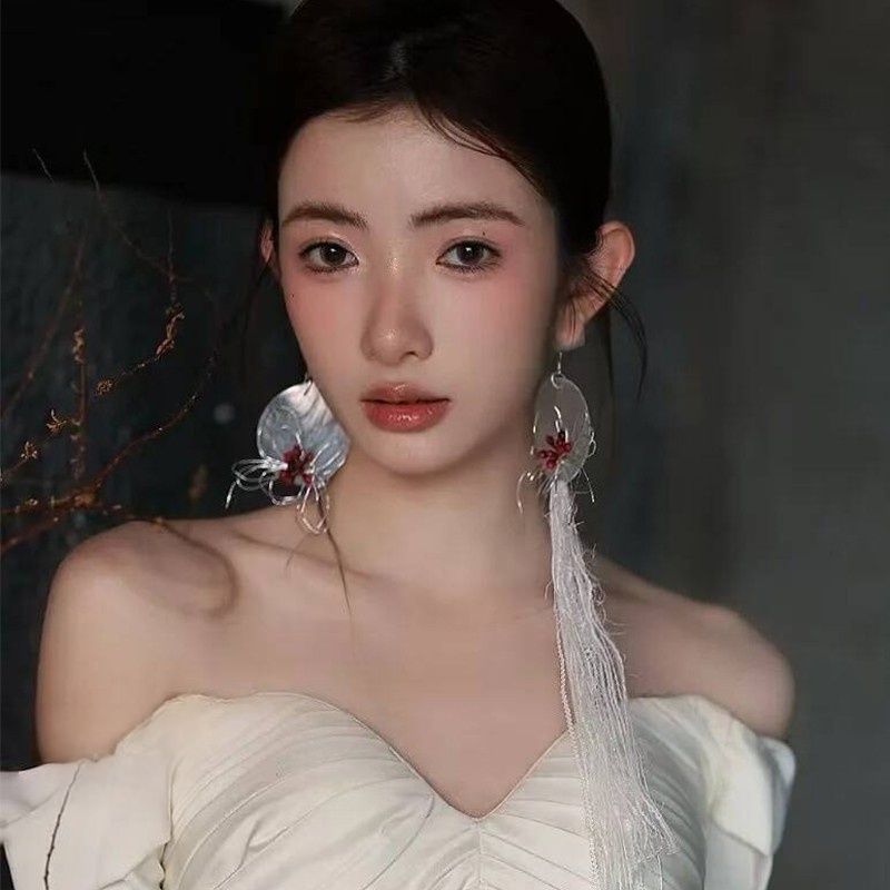 Neue chinesische Brautohrringe, High-End-Sinn, lange Quastenohrringe aus weißer Wolle, Temperament, Hochzeitskleid, Ohrringe, atmosphärisches High-End_voghion.com