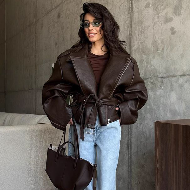 Jaqueta curta de couro sintético com cinto para mulheres - Casaco curto elegante com lapela para primavera e outono (marrom, P/M/G)_voghion.com