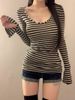 Entworfenes ausgestelltes gestreiftes T-Shirt mit V-Ausschnitt und langen Ärmeln, Sommer-T-Shirt mit taillenbetonender, schlankmachender Innenschicht_voghion.com