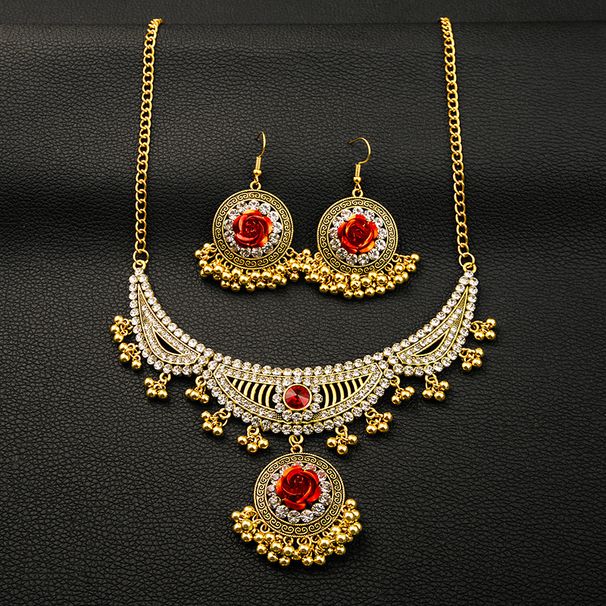 Collana con rose in metallo, orecchini rossi esotici, set di nappe alla moda e artistico_voghion.com