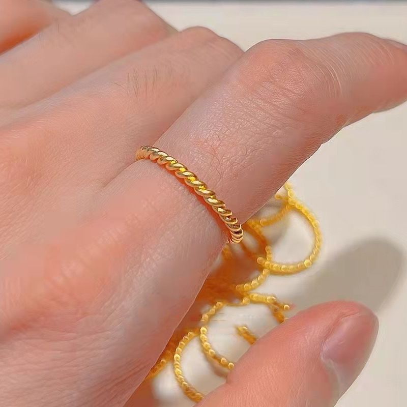 Anello antico in corda intrecciata con piccolo design, in oro sabbia vietnamita, per uomo e donna, con sovrapposizione semplice e semplice._voghion.com