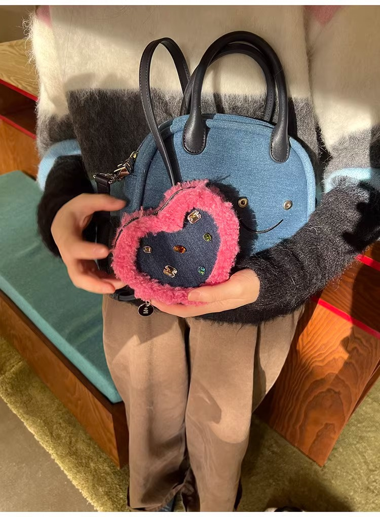 Tagi immagina l'amore, un volto sorridente, una borsa doppia da bowling, una borsa in pelle scamosciata, una borsa a tracolla_voghion.com