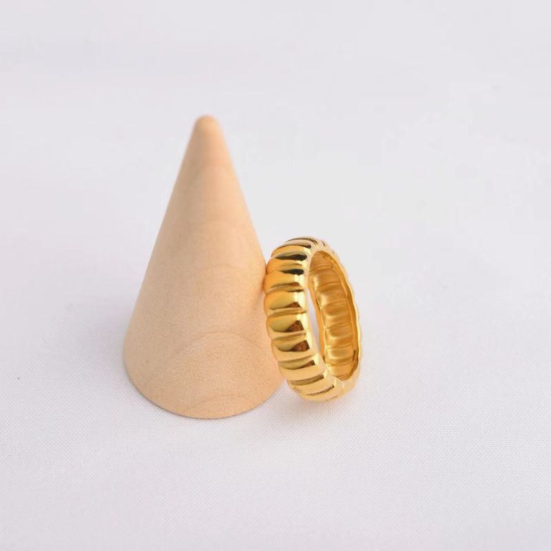 Anello in acciaio inossidabile con design semplice e alla moda, stile INS, con trama ondulata_voghion.com