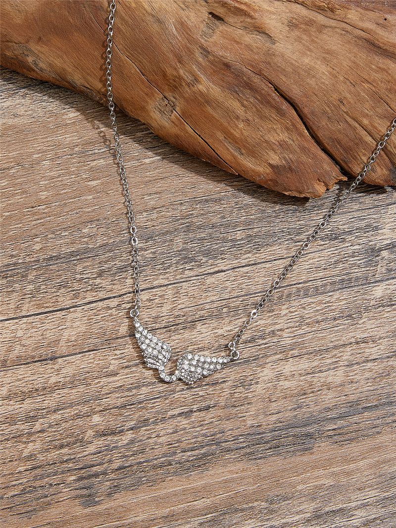 Una collana dia personalizzata ed elegante con le ali_voghion.com