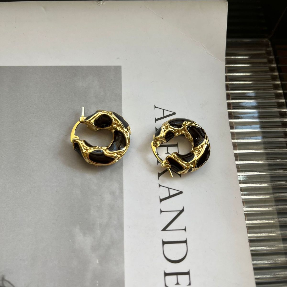 Ohrringe aus Messing, echt vergoldet, Öltropfen-Design, vielseitiges Design, französischer unregelmäßiger Metallstil, neu_voghion.com