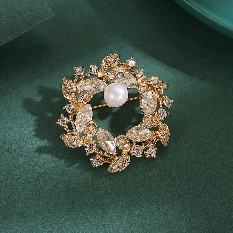 New Temperament Wreath Pearl High-end Luxury Accessories Brooch High-end Suit Light Luxury Anti-light Brooch Pin_voghion.com