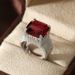 Einzelne Ringe Hochwertiger roter geometrischer dominanter Ring Großzügiger übertriebener Mode-Persönlichkeits-Smaragdring-Handschmuck_voghion.com