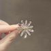 Temperament Crystal New Daisy Flower Brooch High-end Anti-light Corsage Neckline Pin Sweater Suit Accessories_voghion.com