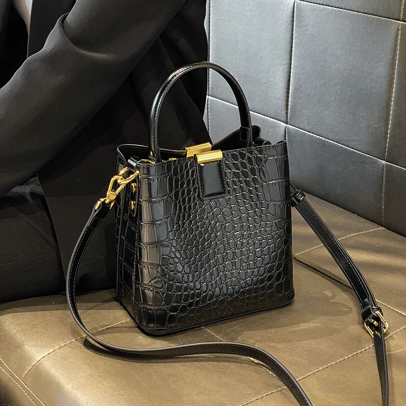2023 Borsa da donna nuova di vendita calda Borsa a secchiello per l'acqua Borsa a tracolla con tracolla a tracolla multi scomparto da donna semplice e magnifica_voghion.com