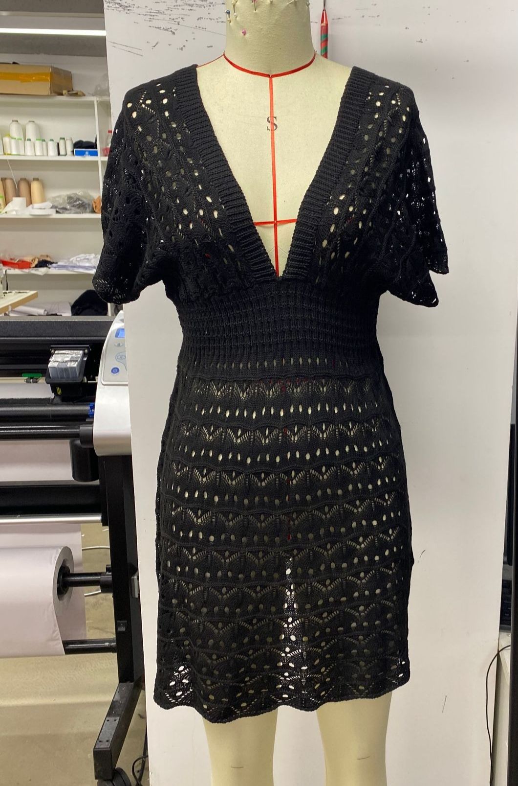 K New Beach Dress With Wave Pattern And Deep V Cut-out Elastic Waist Beach Cover-up Dress._voghion.com