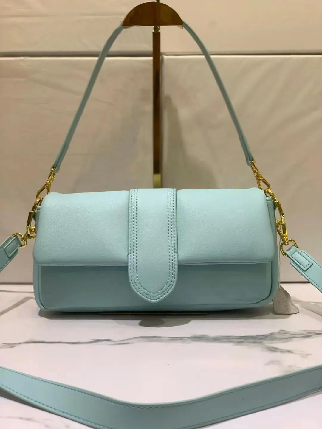 Borsa a tracolla in morbida pelle a bolle - Design con lettere ricamate, baguette trapezoidale, vera pelle, vari colori_voghion.com