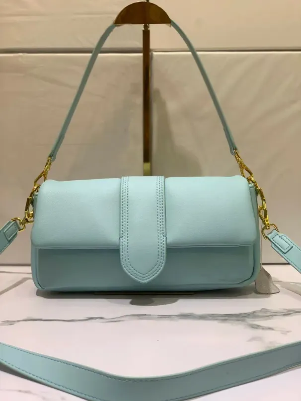 Borsa a tracolla in morbida pelle a bolle - Design con lettere ricamate, baguette trapezoidale, vera pelle, vari colori_voghion.com