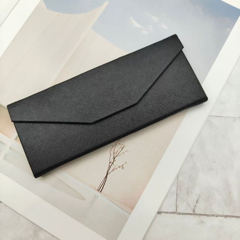 Schwarze PU-Faltbrillenbox, dreieckige Sonnenbrillenbox, Sonnenbrillenbox, dreieckige Aufbewahrungsbox, kann mit einem Logo bedruckt werden_voghion.com