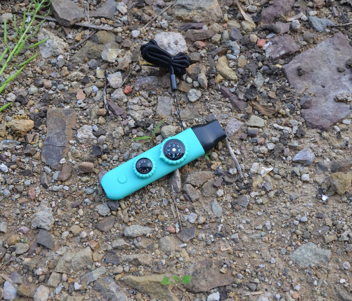 Fischietto di sopravvivenza 7 in 1 con luce LED, termometro e bussola: strumento di emergenza per escursioni, campeggio e avventure all'aperto_voghion.com