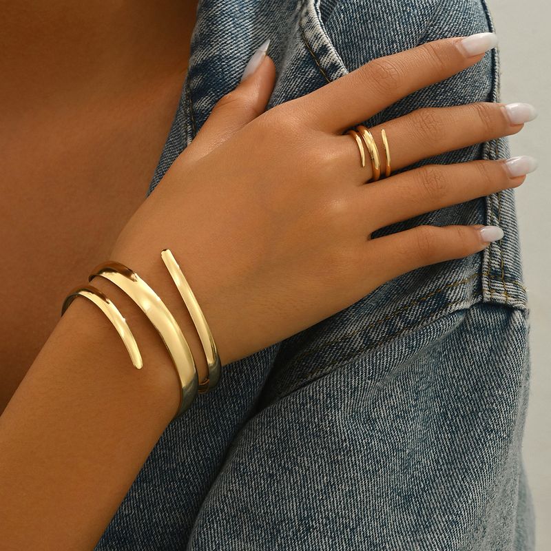 Geometrische lichte luxe stijl armband ring set gepersonaliseerd veelzijdig gebogen ontwerp niche dames armband hand sieraden_voghion.com
