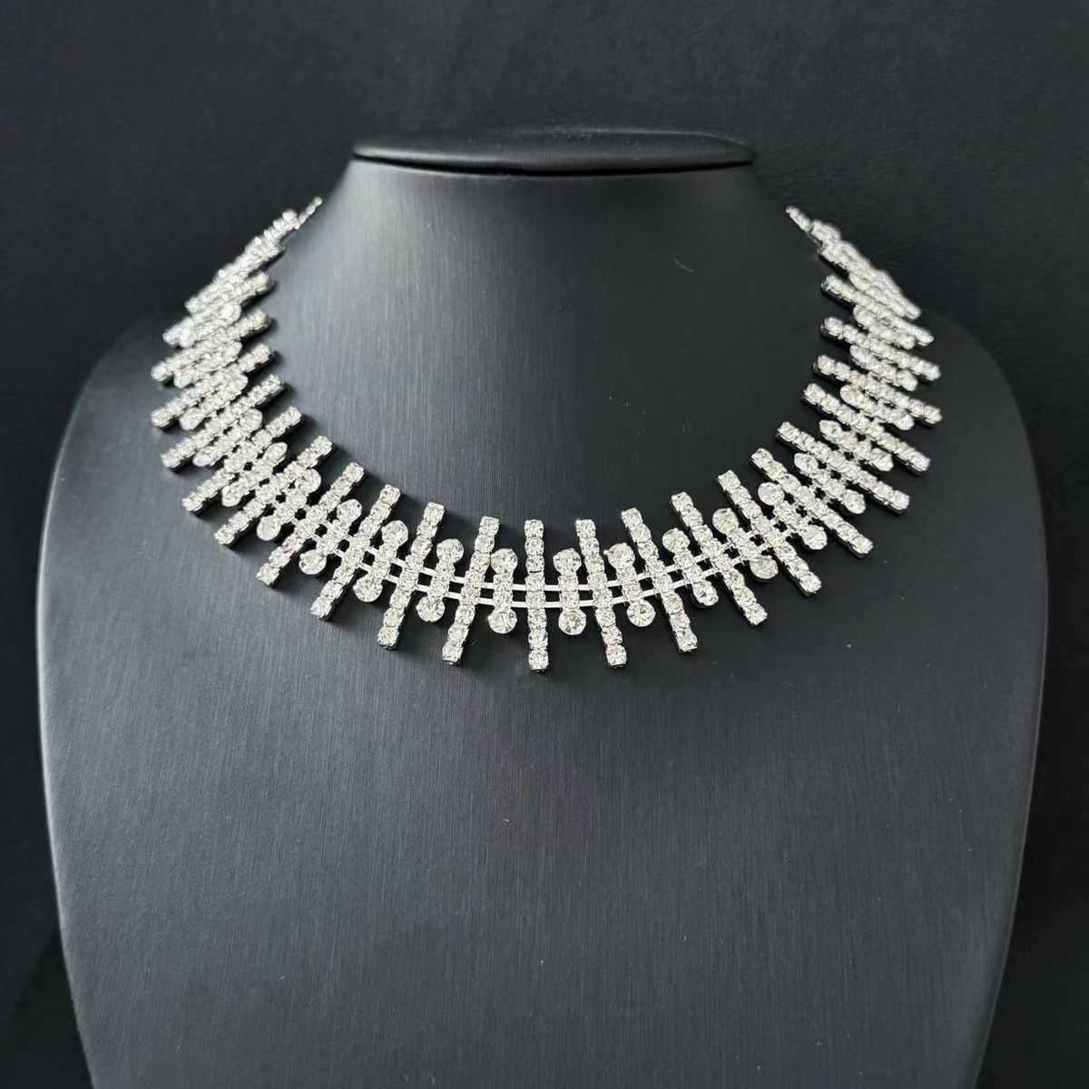 Muoti kevyt ylellinen täysi timantti lyhyt kaulakoru naisten hip hop flash timantti kynsiketju piikkipanta_voghion.com