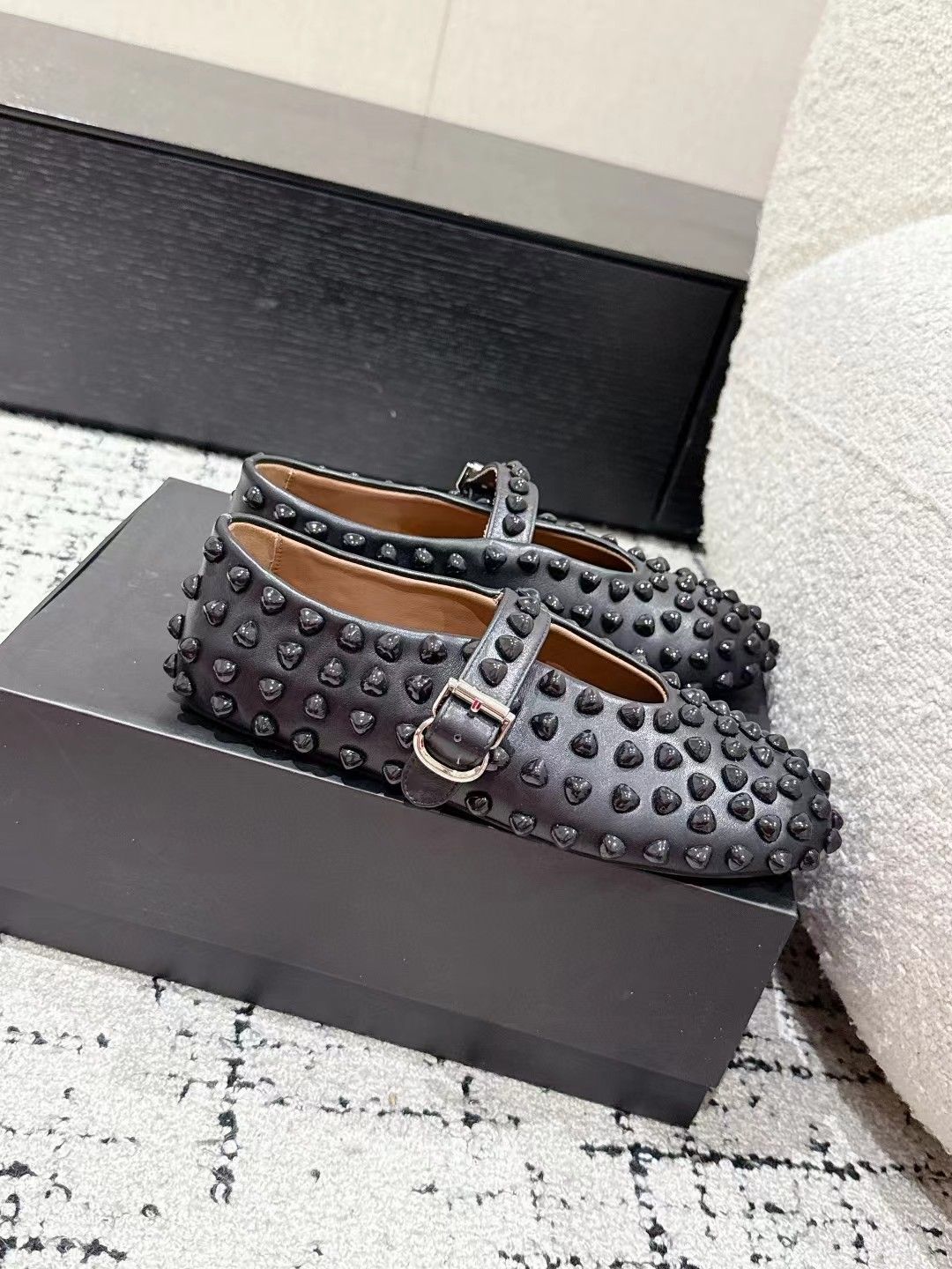 Scarpe da ballo con punta tonda, cinturino piatto e cinturino cavo, uniche per la primavera e l'autunno, con borchie in metallo._voghion.com