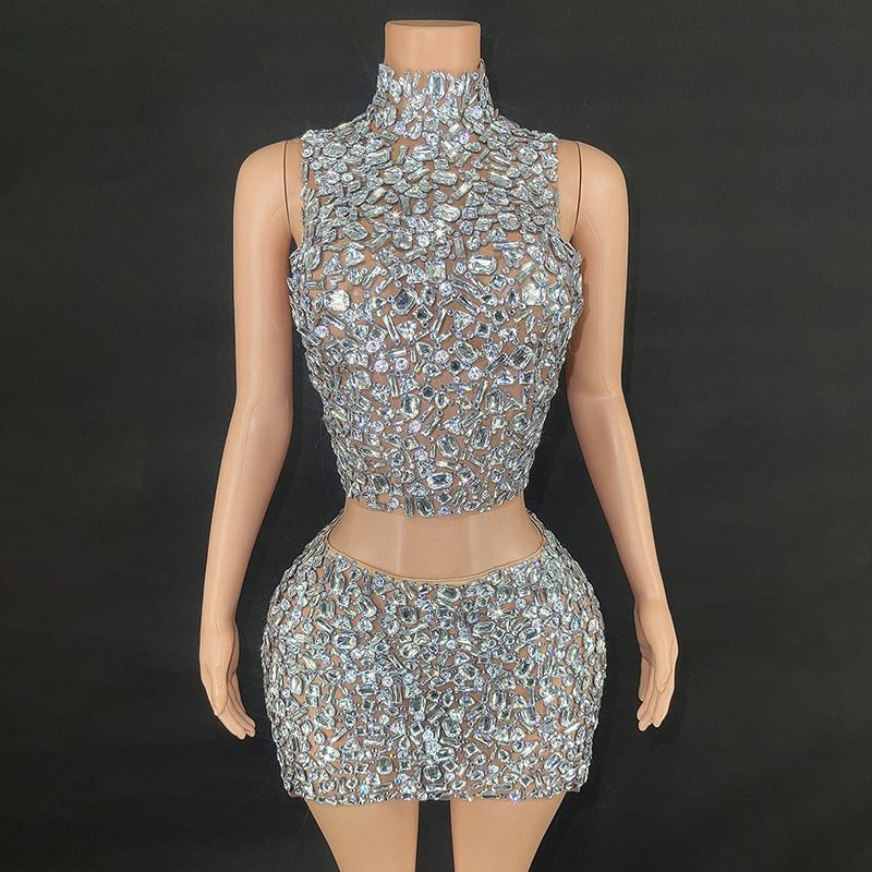 Vestido de noite sexy e justo com mini saia e strass combinando com celebridades_voghion.com