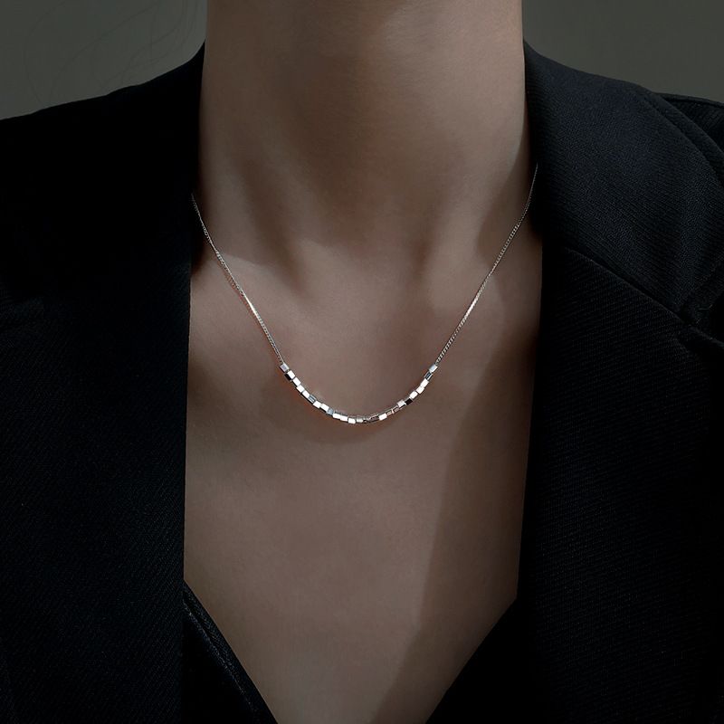 Collier petit cube en argent sterling pour femme, design de niche d'été, style froid simple, chaîne de clavicule géométrique en argent cassé_voghion.com