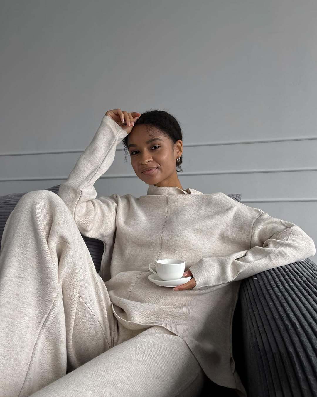 Ensemble pull en maille et pantalon large pour femme - Pull à col montant fendu et pantalon ample, tenue streetwear rose poudré et crème_voghion.com