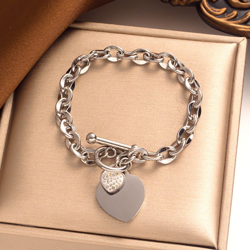 Einfaches pfirsichfarbenes Herz-Titanstahl-Gold-Armband, Buchstabenring, T-förmiges Schnallenarmband, Edelstahl in Herzform_voghion.com