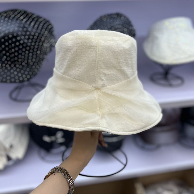 Il filato di maglia piegato mostra il volto di un piccolo cappello da pescatore da donna, cappello estivo da sole, cappello da sole semplice e alla moda, cappello da viaggio con protezione solare._voghion.com