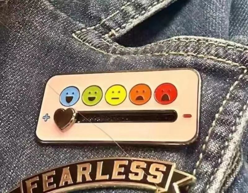 My social battery, mood conversion brooch, movable smiling face, cloud brooch_voghion.com