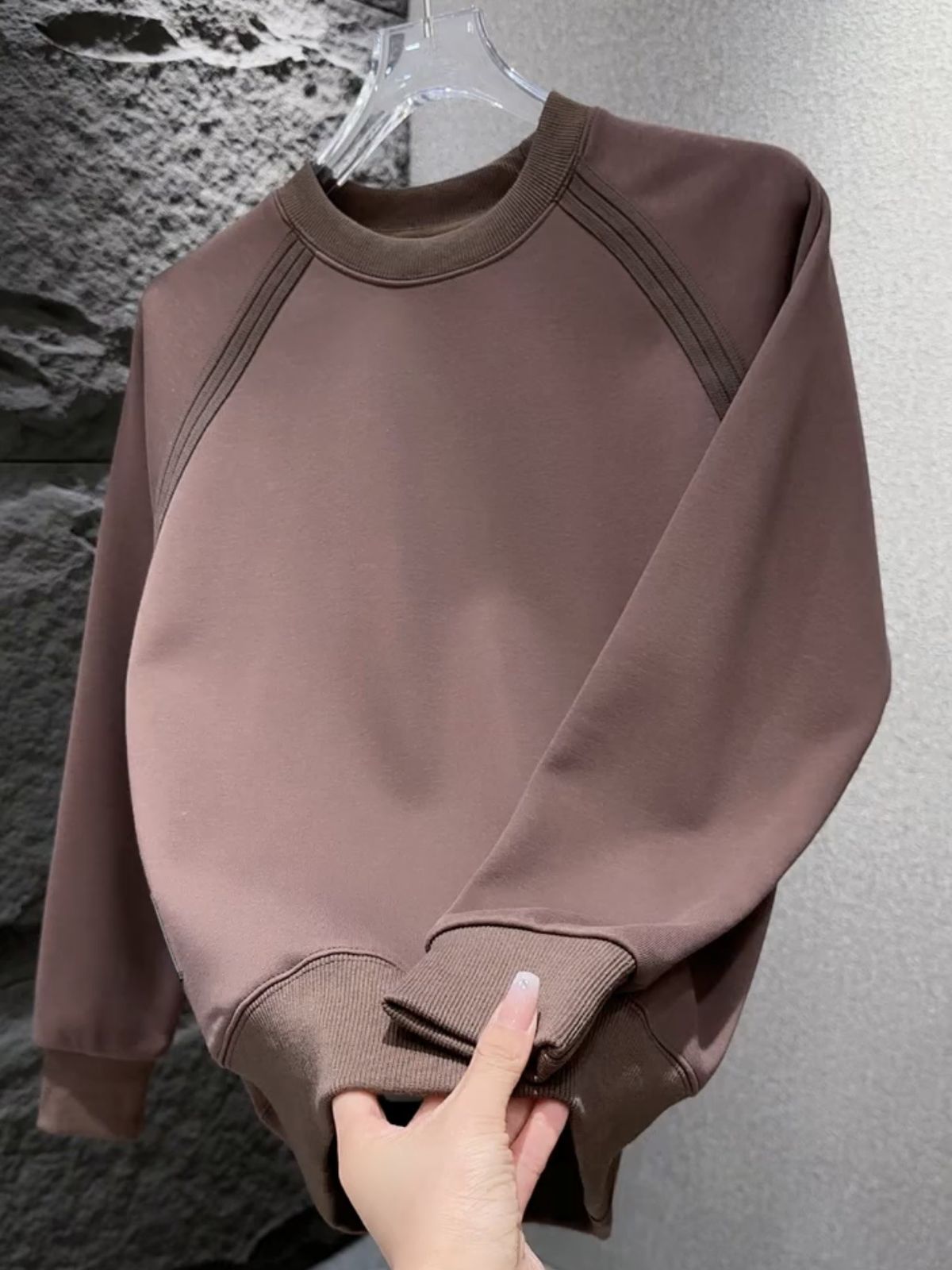 Outono masculino popular minimalista novo estilo cor sólida linha moletom com capuz personalizado patch tecido gola redonda casual top_voghion.com