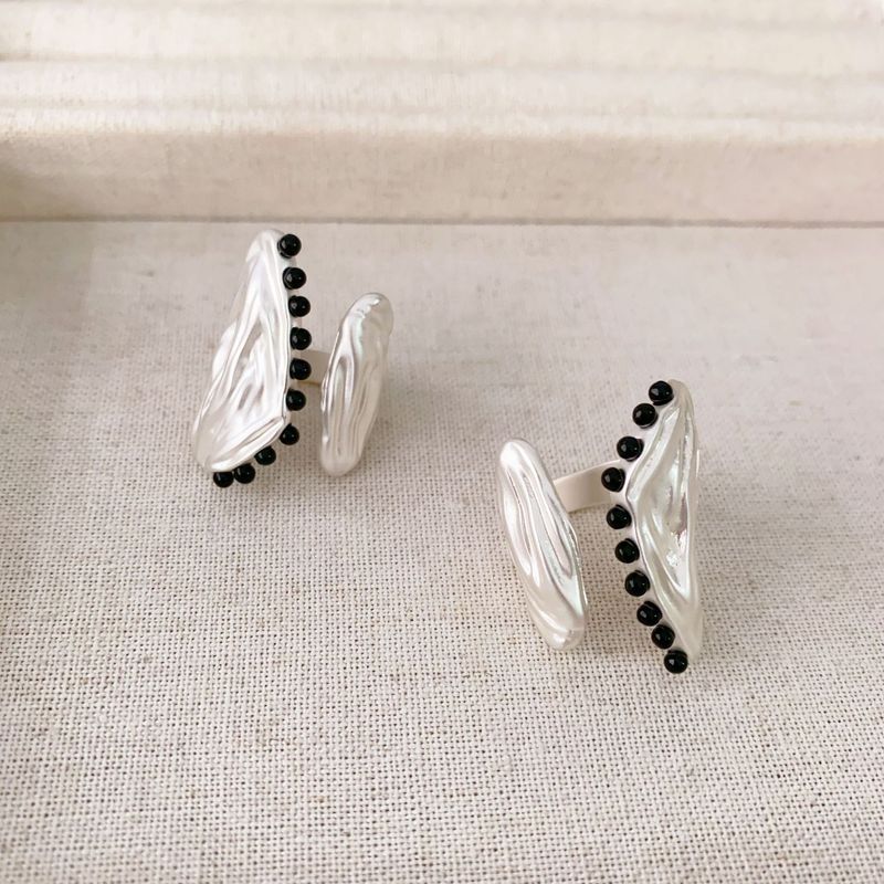 Xiaotao-Stil Schwarzer Onyx Eingelegte Falten Hochwertiger Kupfer Versilberter Nischen-Designer-Zeigefingerring_voghion.com