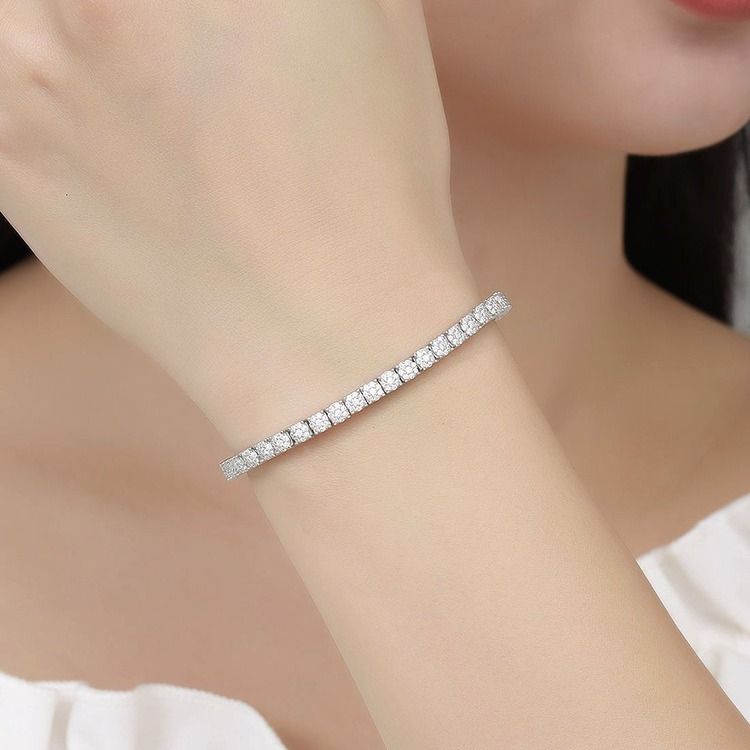 Bracciale bianco a quattro punte in lega di diamanti pregiati, design di nicchia, semplice, elegante, lussuoso, a fila singola._voghion.com