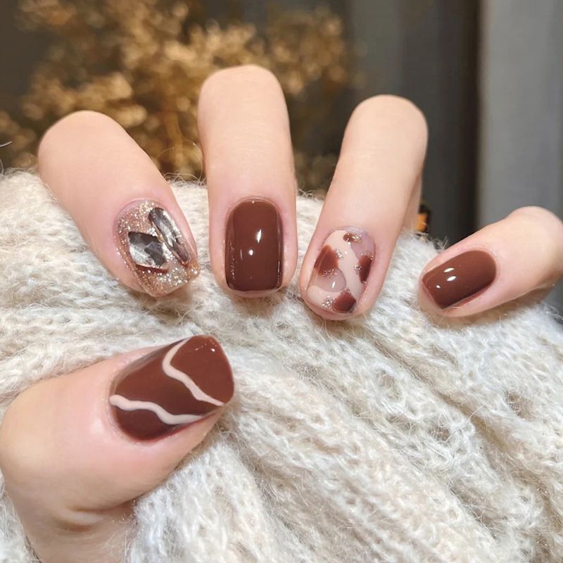 Herbst und Winter Brise Einfache Flash Diamant Milch Kaffee Produkte Kurz Stil Falsche Nägel Abnehmbare Panel Tragbare_voghion.com