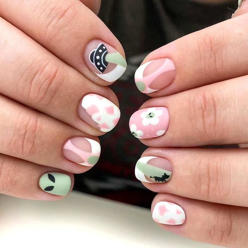 Leuke glitter 24-delige korte nepnagels met roze pailletten Draagbaar ronde kunstnagels Witte bloemontwerp Volledige dekking_voghion.com