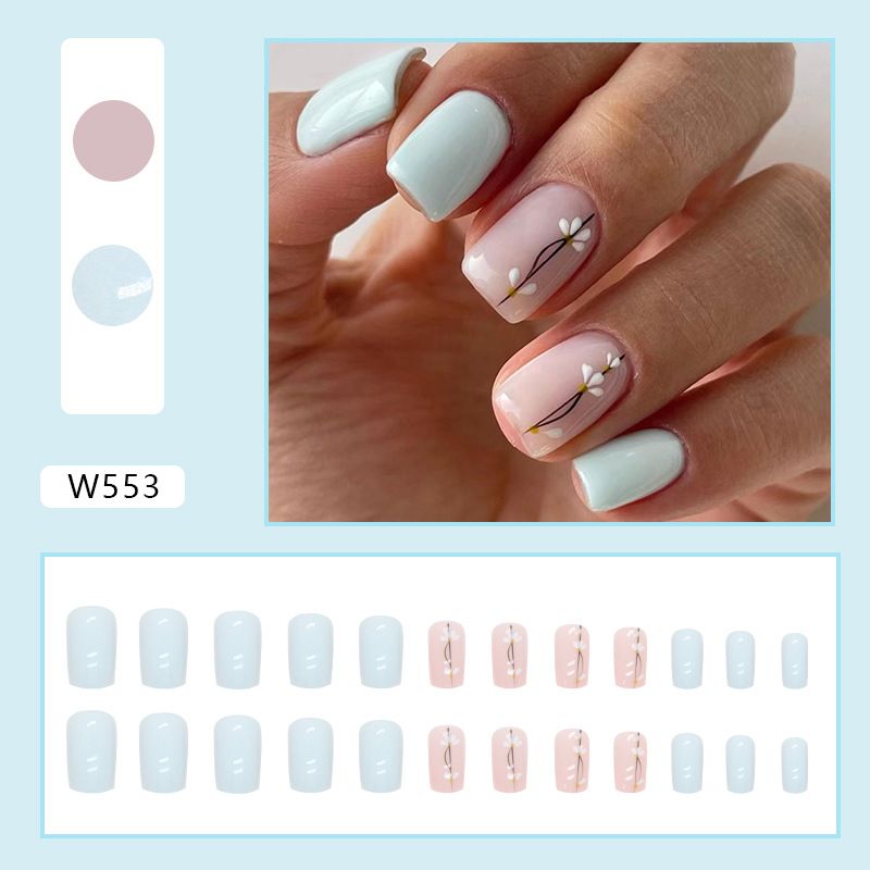 Elegante manicure estiva fresca blu, unghie quadrate di media lunghezza, grazioso pezzo di smalto per unghie con fiori_voghion.com