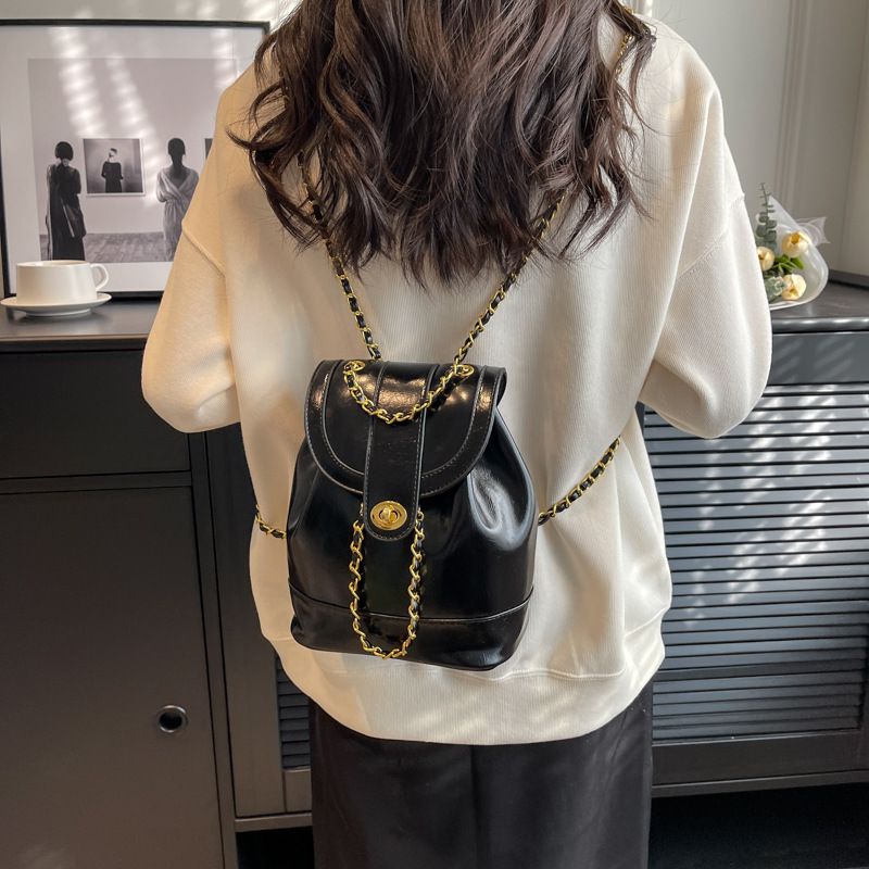 Koreanische Version des Nischenkettenrucksacks 2023 neue Mädchen reisen kleiner Rucksack Mode pendeln kleine duftende Wind-Umhängetasche_voghion.com