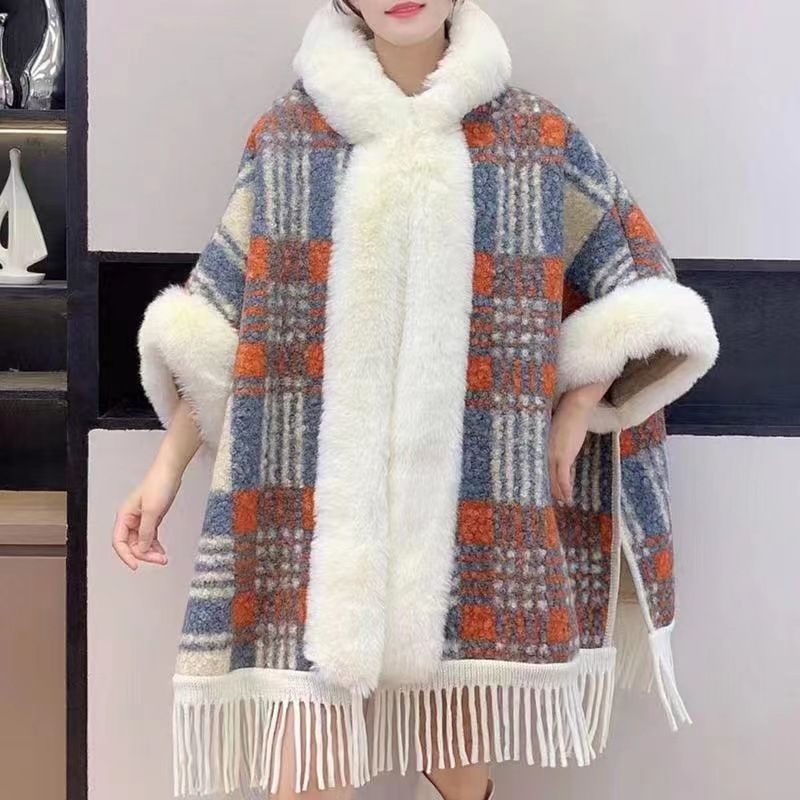 Poncho a mantella da donna con collo in pelliccia sintetica di coniglio e frange - Foderato in pile, maniche a pipistrello oversize, eleganti motivi tartan_voghion.com