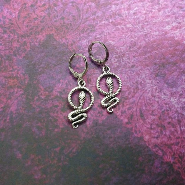 Orecchini gotici in argento a forma di serpente arrotolato_voghion.com