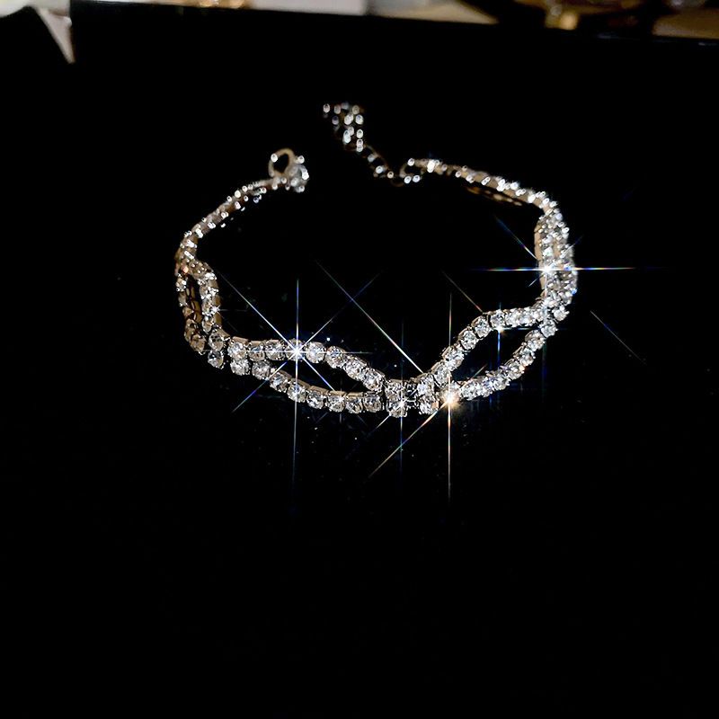 Braccialetto di lusso di alta qualità con nappa ovale quadrata intarsiata con diamanti, elegante e alla moda, leggero ed esagerato._voghion.com