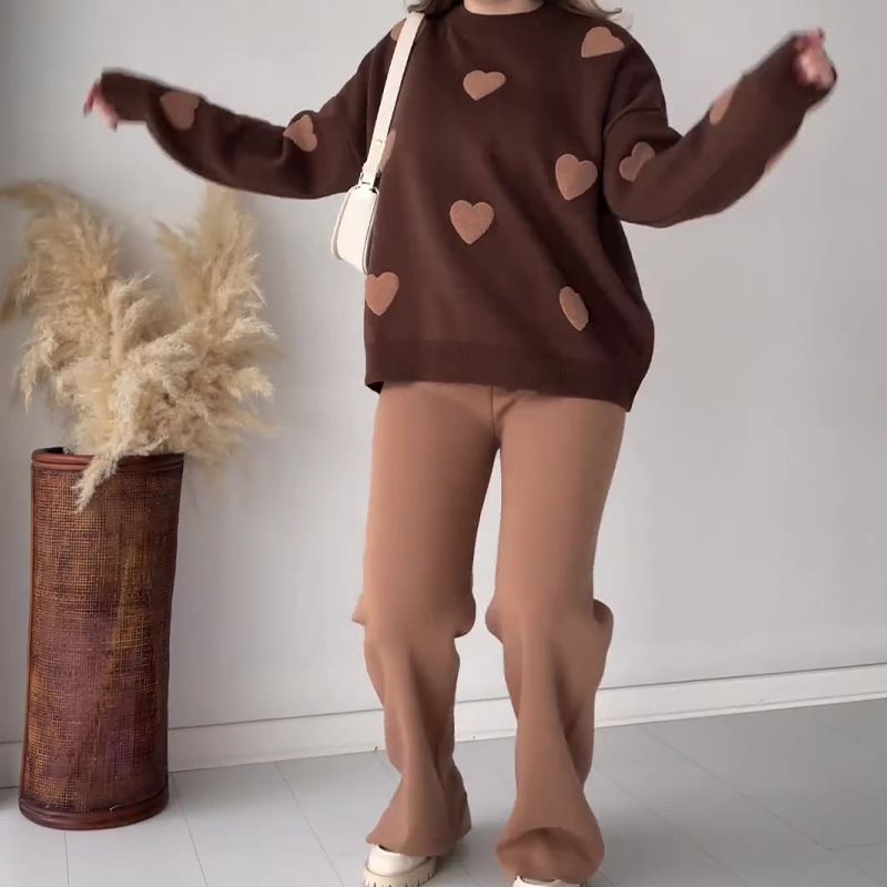 Modischer Damen-Hosenanzug aus Strick mit Herz-Print_voghion.com