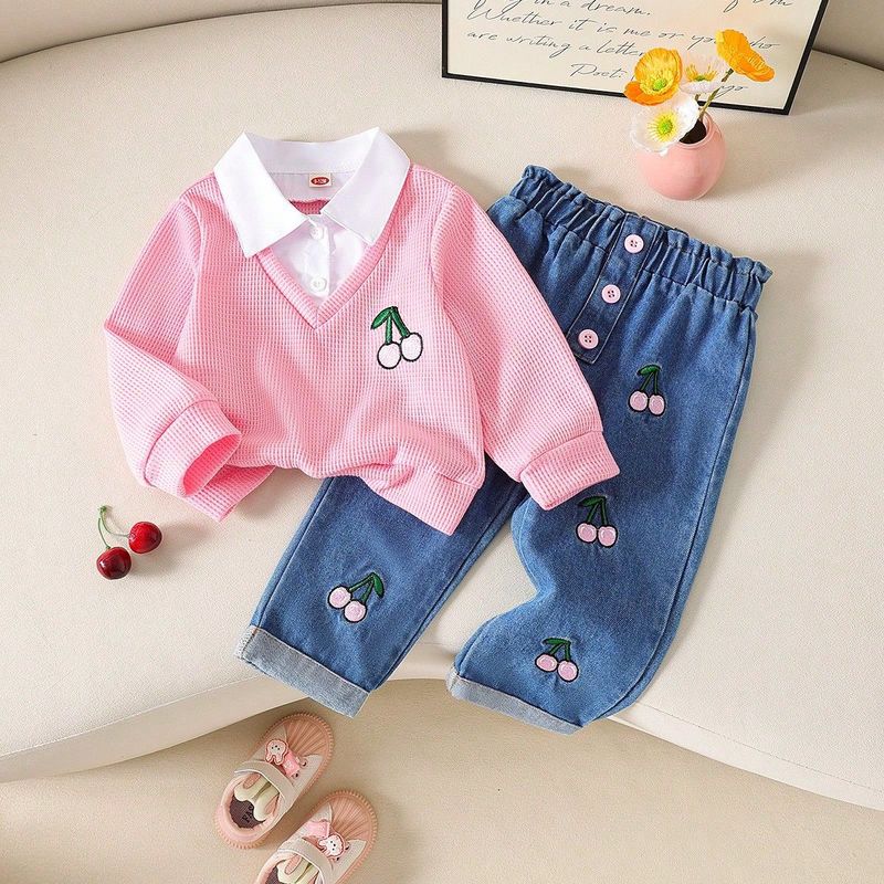 Completo per bambine con top con revers testurizzato e jeans ricamati con ciliegie – Elegante completo primaverile per bambine (6 mesi-3 anni, rosa)_voghion.com