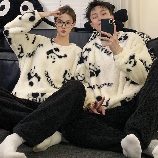 Paarile mõeldud sügis-talve öösärk, valmistatud korallfliisist ja paksendatud soojast flanellist, sobib paaridele ja kodukaunistamiseks._voghion.com