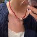 Collana con ciondolo in acrilico rosso e argento con superficie tagliata e perline fatte a mano, con perline barocche bianche, per donna_voghion.com
