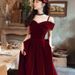 Elegante abito da cocktail da sposa in velluto bordeaux con dettagli in pizzo, silhouette a trapezio e spalline regolabili per matrimoni_voghion.com